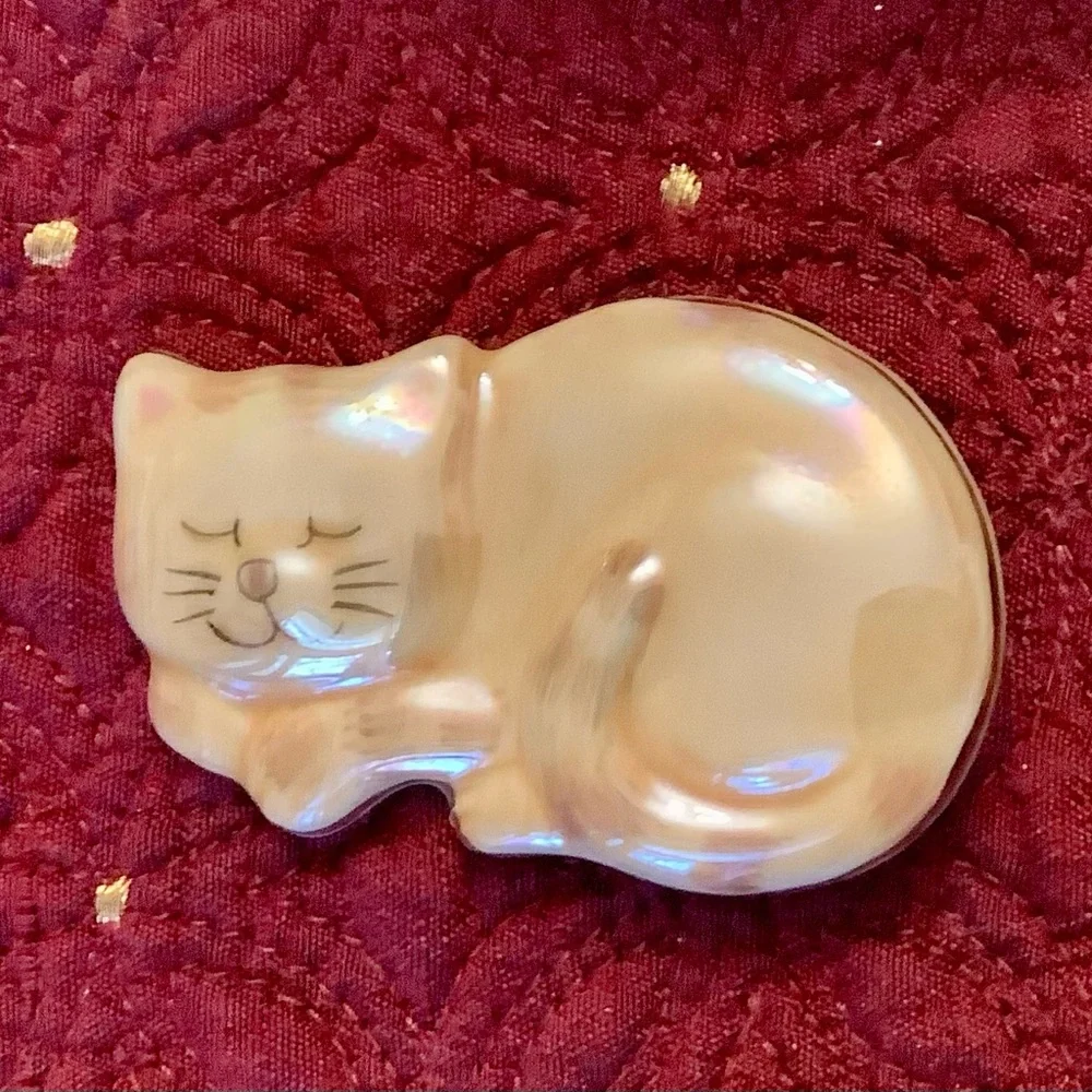 Cat lovers tin, and opal ceramic cat pin with gift bag.